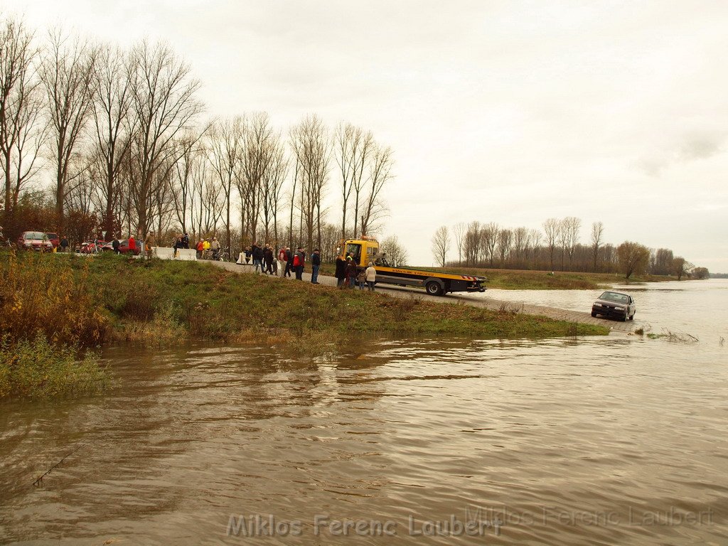 Bergung PKW im Rhein Hitdorfer Fähre P189860.JPG